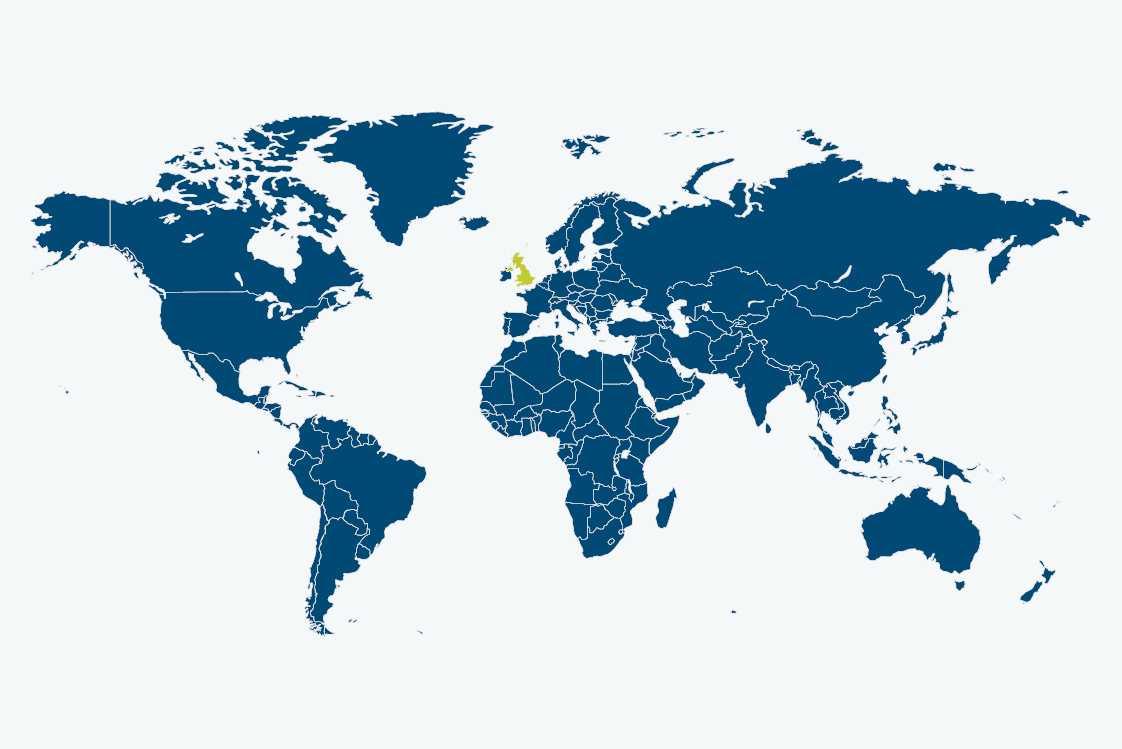 Weltkarte in blau, das Vereinigte Königreich ist farbig hervorgehoben