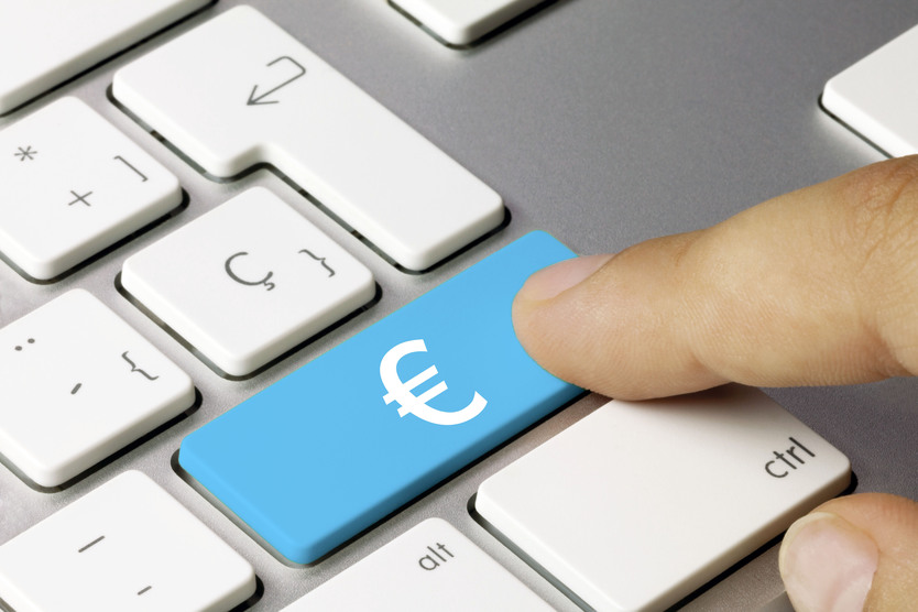 Finger drückt Tastatur-Taste mit EURO-Zeichen